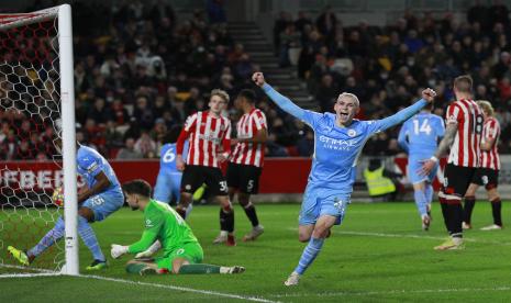 Pemain Manchester City Phil Foden merayakan gol dalam pertandingan sepak bola Liga Inggris antara Brentford dan Manchester City di Brentford Community Stadium di London, Rabu, 29 Desember 2021. Man City unggul 1-0 di laga itu.