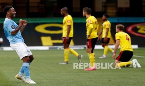 Pemain Manchester City Raheem Sterling melakukan selebrasi  setelah mencetak gol pembuka timnya pada pertandingan sepak bola Liga Primer Inggris antara Watford dan Manchester City di Stadion Vicarage Road di Watford, Inggris, Rabu (22/7/2020). 