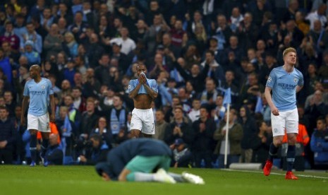 Pemain Manchester City Raheem Sterling (tengah) dan Kevin De Bruyne (kanan) bereaksi setelah dikalahkan Tottenham di Liga Champions, di Stadium Etihad, Manchester, Inggris, Kamis (18/4).