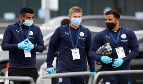 Pemain Manchester City Riyad Mahrez (Kiri) Kevin de Bruyne (Tengah) dan Kyle Walker tiba untuk pertandingan Liga Utama Inggris antara Manchester City dan Burnley di Manchester, Inggris, 22 Juni 2020. EPA-EFE / Martin Rickett