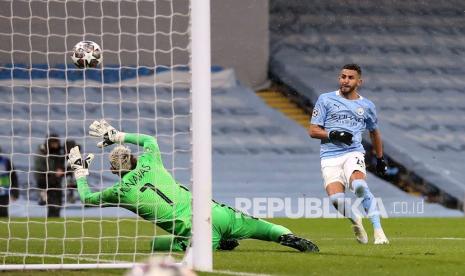 Pemain Manchester City Riyad Mahrez  mencetak gol kedua tim mereka pada pertandingan melawan Paris Saint-Germain selama pertandingan sepak bola leg kedua semifinal Liga Champions di Stadion Etihad, Manchester, Inggris, Rabu (5/5) dini hari WIB.