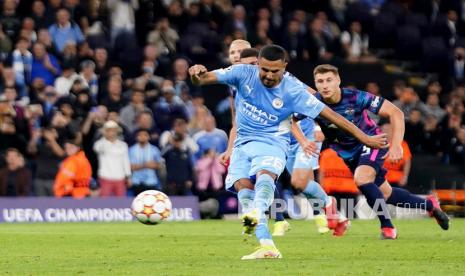  Pemain Manchester City Riyad Mahrez mencetak gol pada pertandingan sepak bola Grup A Liga Champions antara Manchester City dan RB Leipzig di Stadion Etihad, Manchester, Inggris, Kamis (16/9) dini hari WIB.  Pertemuan kedua City kontra Leipzig di Jerman akan berlangsung tanpa penonton akibat kasus Covid-19 yang meningkat.