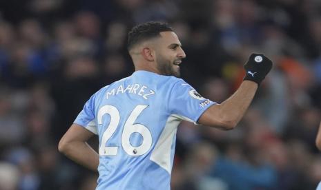 Gelandang Manchester City, Riyad Mahrez, merayakan gol. Mahrez saat ini sedang dibidik Paris Saint-Germain (PSG) untuk menggantikan peran Angel di Maria.