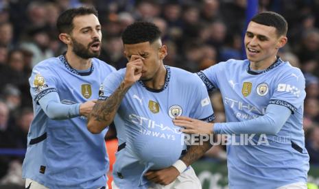 Pemain Manchester City Savinho (tengah) merayakan gol bersama rekannya Bernardo Silva (kiri) dan Phil Foden setelah mencetak gol ke gawang Leicester City dalam pertandingan sepak bola Liga Primer Inggris di Stadion King Power, Leicester, Ahad, 29 Desember 2024.