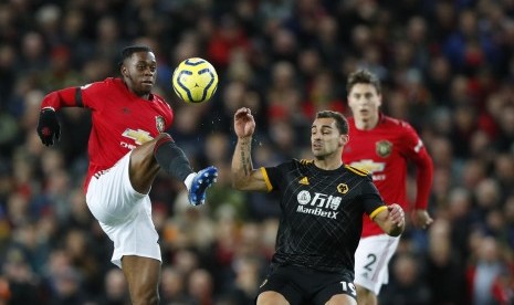 Pemain Manchester United Aaron Wan Bissaka (kiri) bisa bermain dalam laga derby Manchester.