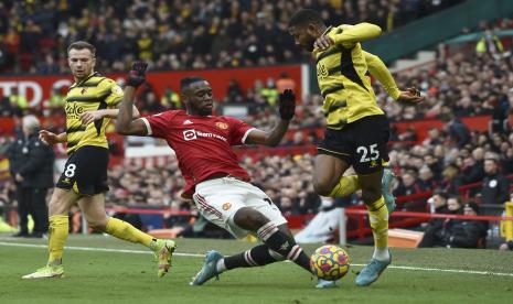 Pemain Manchester United Aaron Wan-Bissaka (tengah).