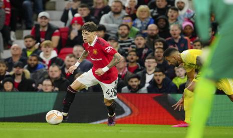 Pemain Manchester United Alejandro Garnacho berlari dengan bola selama pertandingan sepak bola Liga Primer Inggris. Garnacho tampil sebagai pahlawan kemenangan Man United usai mencetak gol pada menit ke-92 ke gawang Fulham untuk memastikan kemenangan timnya 2-1, Senin (14/11/2022).