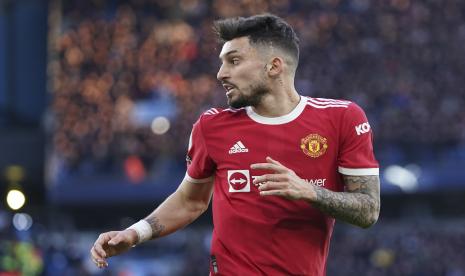 Bek kiri Manchester United (MU) Alex Telles. Bek sayap berusia 30 tahun itu sudah resmi mengakhiri kiprah bersama MU dan hijrah ke klub asal Arab Saudi, Al Nassr.