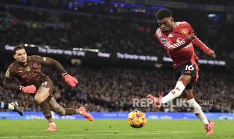 Pemain Manchester United Amad Diallo mencetak gol kemenangan timnya ke gawang Manchester City dalam laga derby Manchester di Liga Primer Inggris yang berlangsung di Stadion Etihad, Senin (16/12/2024) dini hari WIB. 