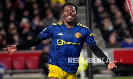 Pemain pengganti Manchester United Anthony Elanga merayakan gol ke gawang Atletico Madrid pada leg pertama 16 besar Liga Champions 2021/2022 di Estadio Wanda Metropolitano, Kamis (24/2/2022) dini hari WIB. MU menahan Atletico 1-1.