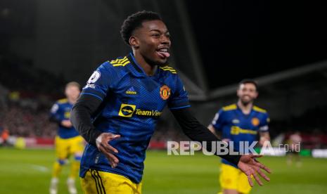  Pemain Manchester United Anthony Elanga melakukan selebrasi setelah mencetak gol pembuka dalam pertandingan sepak bola Liga Inggris antara Brentford dan Manchester United di Brentford Community Stadium di London, Kamis (20/1/2022) dini hari WIB.