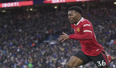 Pemain Manchester United Anthony Elanga merayakan setelah mencetak gol keempat timnya selama pertandingan sepak bola Liga Inggris antara Leeds United dan Manchester United, di Stadion Elland Road di Leeds, Inggris, Ahad, 20 Februari 2022. Asosiasi Sepak Bola Inggris (FA) mengumumkan langkah investigasi setelah Anthony Elanga dilempar sebuah benda yang mengenai kepalanya selama kemenangan Manchester United (MU) di markas Leeds United, Ahad (20/2/2022).