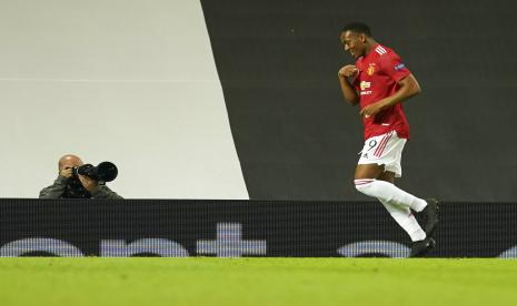 Pemain Manchester United, Anthony Martial, berselebrasi usai menjebol gawang LASK Linz di laga kedua babak 16 besar Liga Europa di Stadion Old Trafford, Manchester, Rabu (5/8).