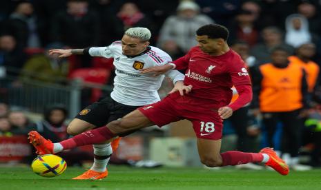 Pemain Manchester United Antony (kiri) berebut bola dengan pemain Liverpool Cody Gakpo (kanan) pada pertandingan lanjutan Liga Primer Inggris antara Liverpool vs Manchester United di Stadion Anfield, Ahad (5/3) malam WIB.