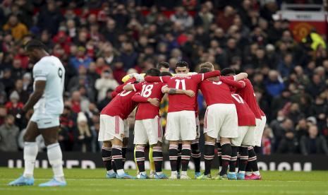 Pemain Manchester United berdiri dalam kerumunan pada awal pertandingan sepak bola Liga Premier Inggris antara Manchester United dan West Ham di stadion Old Trafford di Manchester, Inggris, Sabtu, 22 Januari 2022.