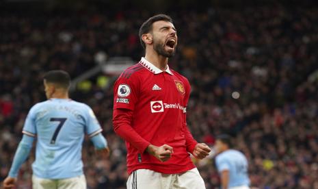  Pemain Manchester United Bruno Fernandes berteriak setelah kehilangan kesempatan untuk mencetak gol pada pertandingan sepak bola Liga Premier Inggris antara Manchester United dan Manchester City di Old Trafford di Manchester, Inggris, Sabtu (14/1/2023).