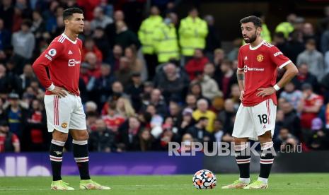 Pemain Manchester United Bruno Fernandes dan Cristiano Ronaldo, kiri, bereaksi setelah pemain Liverpool Mohamed Salah mencetak gol ketiga timnya pada pertandingan sepak bola Liga Premier Inggris antara Manchester United dan Liverpool di Old Trafford di Manchester, Inggris, Ahad (24/10)