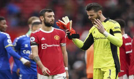 Pemain Manchester United Bruno Fernandes, kiri, dan kiper David de Gea berjalan keluar lapangan pada akhir pertandingan sepak bola Liga Inggris antara Manchester United dan Everton, di Old Trafford, Manchester, Inggris, Sabtu, 2 Oktober 2021. Pertandingan berakhir imbang 1-1.