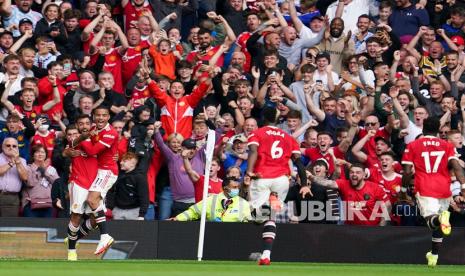  Pemain Manchester United Bruno Fernandes (kiri) merayakan dengan rekan setimnya setelah mencetak gol pertama timnya selama pertandingan sepak bola Liga Inggris antara Manchester United dan Leeds United di Old Trafford di Manchester, Inggris, Sabtu, 14 Agustus 2021. Old Trafford kini sudah penuh sesak kembali. 