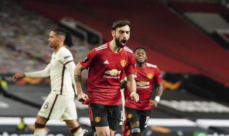 Pemain Manchester United Bruno Fernandes melakukan selebrasi setelah mencetak gol keempat timnya di semifinal Liga Europa, pertandingan sepak bola leg pertama antara Manchester United dan Roma di Old Trafford di Manchester, Inggris, Kamis, 29 April 2021.