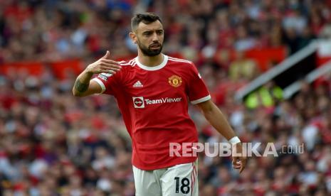  Pemain Manchester United Bruno Fernandes memberi isyarat pada pertandingan sepak bola Liga Inggris antara Manchester United dan Newcastle United di stadion Old Trafford di Manchester, Inggris, Sabtu (11/9).