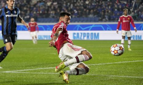 Pemain Manchester United Bruno Fernandes mengejar bola selama pertandingan sepak bola grup F Liga Champions antara Atalanta dan Manchester United, di Stadio di Bergamo, di Bergamo, Italia, Selasa, 2 November 2021.