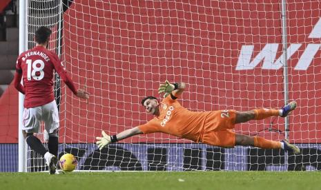 Pemain Manchester United Bruno Fernandes, meninggalkan skor dari titik penalti untuk gol ke-2 pertandingan melawan penjaga gawang Aston Villa Emiliano Martinez selama pertandingan sepak bola Liga Premier Inggris antara Manchester United dan Aston Villa di Old Trafford di Manchester, Inggris, awal bulan ini.