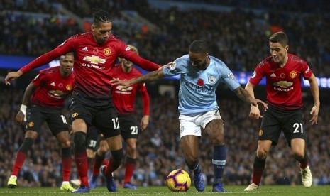  Pemain Manchester United Chris Smailing (kiri) dan Ander Herrera (kanan) berusaha mengadang pergerakan pemain Manchester City Rahhem Sterling dalam derbi Manchester, Senin (12/11) WIB dini hari di Etihad Stadium 