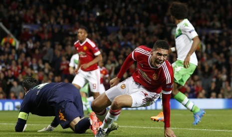 Pemain Manchester United, Chris Smailing (tengah) merayakan gol ke gawang VFL Wofsburg dalam babak kualifikasi grup B Liga Champions di Old Trafford, Manchester, Inggris. 