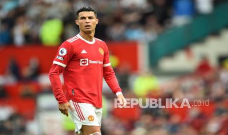 Pemain Manchester United Cristiano Ronaldo merupakan pesepak bola berpenghasilan tertinggi versi Forbes.