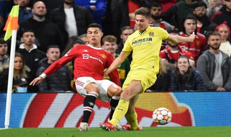  Pemain Manchester United Cristiano Ronaldo berebut bola dengan Juan Foyth dari Villareal di lanjutan Liga Champions Grup F, di Old Trafford, Manchester United 