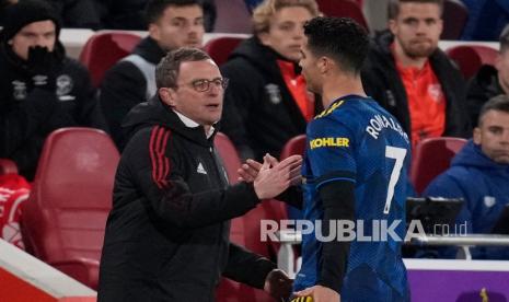  Pemain bintang Manchester United (MU) Cristiano Ronaldo berjabat tangan dengan pelatih sementara MU Ralf Rangnick setelah diganti dalam pertandingan sepak bola Liga Inggris antara Brentford dan Manchester United di Brentford Community Stadium di London, Kamis (20/1/2022) dini hari WIB.