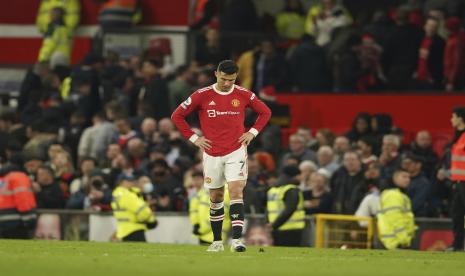 Pemain Manchester United Cristiano Ronaldo berjalan di akhir pertandingan sepak bola Liga Premier Inggris antara Manchester United dan Chelsea, di Stadion Old Trafford, Manchester, Inggris, Kamis, April, 2022.