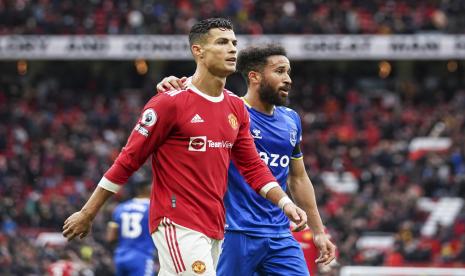 Pemain Manchester United Cristiano Ronaldo dan pemain Everton Andros Townsend berjalan keluar lapangan pada akhir pertandingan sepak bola Liga Primer Inggris antara Manchester United dan Everton, di Old Trafford, Manchester, Inggris, Sabtu, 2 Oktober 2021. Pertandingan berakhir dengan skor 1-1.