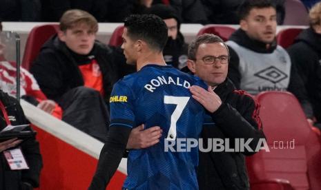 Bintang Manchester United Cristiano Ronaldo dipeluk oleh pelatih sementara Man United Ralf Rangnick setelah diganti dalam pertandingan sepak bola Liga Inggris antara Brentford dan Manchester United di Brentford Community Stadium di London, Kamis (20/1/2022) dini hari WIB.