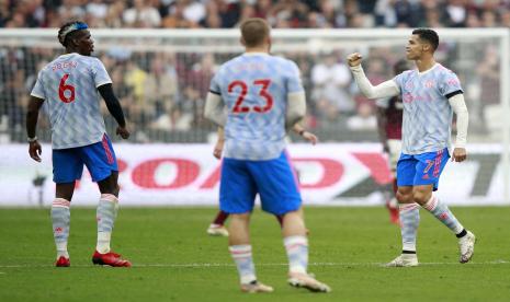 Pemain Manchester United Cristiano Ronaldo (kanan), merayakan setelah mencetak gol pertama timnya selama pertandingan sepak bola Liga Premier Inggris antara West Ham United dan Manchester United di Stadion London di London, Inggris, Minggu, 19 September 2021.