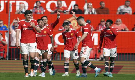 Bintang Manchester United Cristiano Ronaldo (ketiga kiri) merayakan setelah mencetak gol keduanya selama pertandingan sepak bola Liga Primer Inggris antara Manchester United dan Norwich City di Stadion Old Trafford di Manchester, Inggris, Sabtu, 16 April 2022.