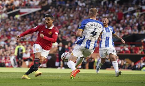 Pemain Manchester United Cristiano Ronaldo, kiri, menendang bola ketika pemain Brighton Adam Webster mencoba menghentikannya selama pertandingan sepak bola Liga Premier Inggris antara Manchester United dan Brighton di stadion Old Trafford di Manchester, Inggris, Ahad, 7 Agustus 2022. 