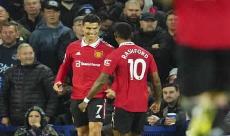 Pemain Manchester United Cristiano Ronaldo, kiri, merayakan dengan rekan setimnya Marcus Rashford setelah mencetak gol kedua timnya selama pertandingan sepak bola Liga Premier antara Everton dan Manchester United di Goodison Park, di Liverpool, Inggris, Ahad, 9 Oktober 2022. 