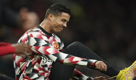 Pemain Manchester United Cristiano Ronaldo melakukan pemanasan jelang pertandingan sepak bola Liga Inggris antara Manchester United dan Tottenham Hotspur di Old Trafford di Manchester, Inggris, Rabu, 19 Oktober 2022. 