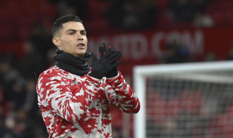 Pemain depan Manchester United Cristiano Ronaldo melakukan pemanasan sebelum pertandingan. Ronaldo masuk dalam daftar pemain yang dibawa saat Manchester United bertandang ke markas Brentford, Kamis (20/1/2022) dini hari WIB. 