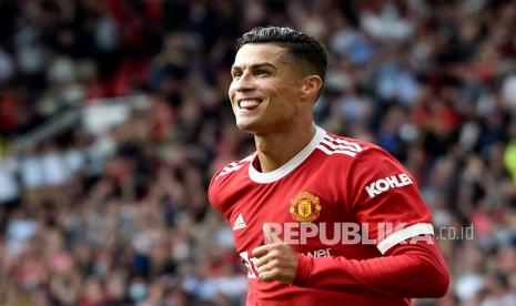  Pemain Manchester United Cristiano Ronaldo melakukan selebrasi usai mencetak gol pembuka pada pertandingan sepak bola Liga Inggris antara Manchester United dan Newcastle United di stadion Old Trafford di Manchester, Inggris, Sabtu,