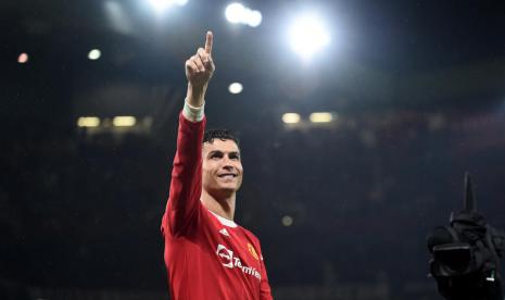 Bintang Manchester United, Cristiano Ronaldo, memberikan salam kepada para fan. AS Roma dikabarkan siap menampung Ronaldo jika meninggalkan Man United.