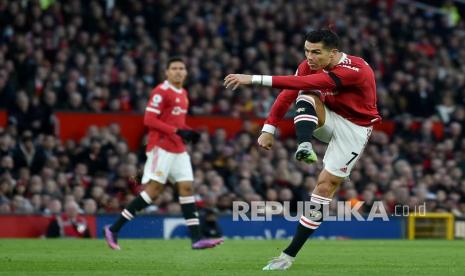 Striker Manchester United Cristiano Ronaldo mencetak gol pembuka timnya saat pertandingan sepak bola Liga Inggris antara Manchester United dan Tottenham Hotspur, di Stadion Old Trafford di Manchester, Inggris, Ahad (13/3/2022) dini hari WIB. 