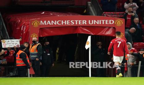 Pemain depan Manchester United (MU) Cristiano Ronaldo menuju ke terowongan setelah peluit akhir pertandingan sepak bola Liga Inggris antara Manchester United dan Liverpool di Old Trafford di Manchester, Inggris, Ahad (24/10).