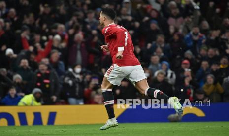  Pemain Manchester United Cristiano Ronaldo merayakan mencetak gol pertama timnya saat pertandingan sepak bola Liga Inggris antara Manchester United dan Brighton & Hove Albion di stadion Old Trafford, di Manchester, Inggris, Rabu (16/2) dini hari WIB .