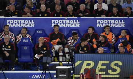 Pemain Manchester United Cristiano Ronaldo (tengah) duduk di bangku cadangan selama pertandingan sepak bola Liga Primer Inggris antara Leicester City dan Manchester United di Stadion King Power di Leicester, Inggris, Kamis, 1 September 2022. 