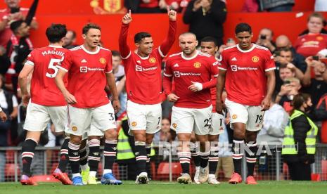 Pemain Manchester United Cristiano Ronaldo (tengah) merayakan setelah mencetak gol pembuka timnya selama pertandingan sepak bola Liga Premier Inggris antara Manchester United dan Newcastle United di Manchester, Inggris, Sabtu (11/9).