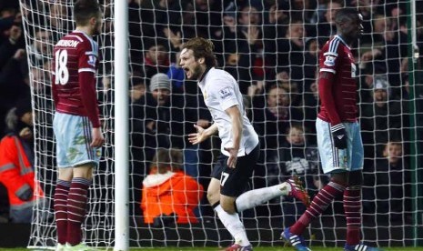 Pemain Manchester United, Daley Blind (tengah), berlari meluapkan kegembiraannya usai menjebol gawang West Ham United dalam laga Liga Primer Inggris di Boleyn Ground, London, Ahad (8/2). 