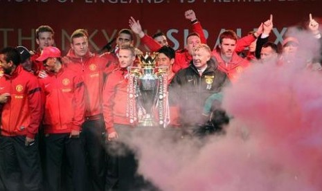 Pemain Manchester United dan Alex Fergusson merayakan kemenangan setelah meraih gelar juar ke-13 Liga Inggris.